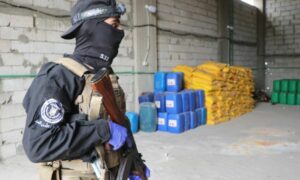 عنصر من الأمن العام داخل معمل الكبتاغون في مدينة حمص 5 أيار 2025 (وزارة الداخلية السورية_تلجرام)