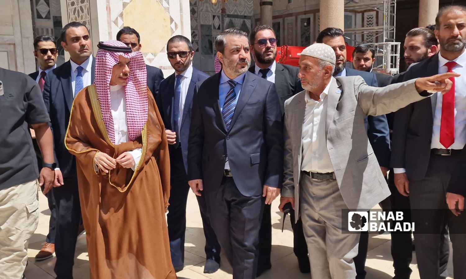 وزير الخارجية السوري أسعد الشيباني يتجول برفقة نظيره السعودي فيصل بن فرحان بالجامع الأموي الكبير في دمشق -  31 من أيار 2025 (عنب بلدي/ أنس الخولي)