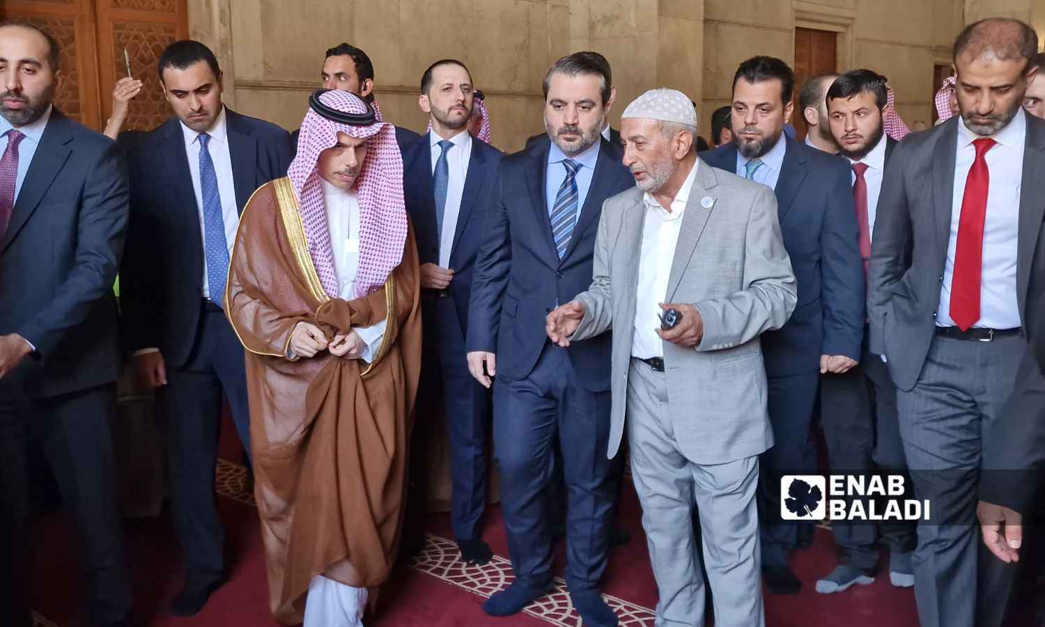 وزير الخارجية السوري أسعد الشيباني يتجول برفقة نظيره السعودي فيصل بن فرحان بالجامع الأموي الكبير في دمشق - 31 من أيار 2025 (عنب بلدي/ أنس الخولي) وزير الخارجية السوري أسعد الشيباني يتجول برفقة نظيره السعودي فيصل بن فرحان بالجامع الأموي الكبير في دمشق - 31 من أيار 2025 (عنب بلدي/ أنس الخولي)