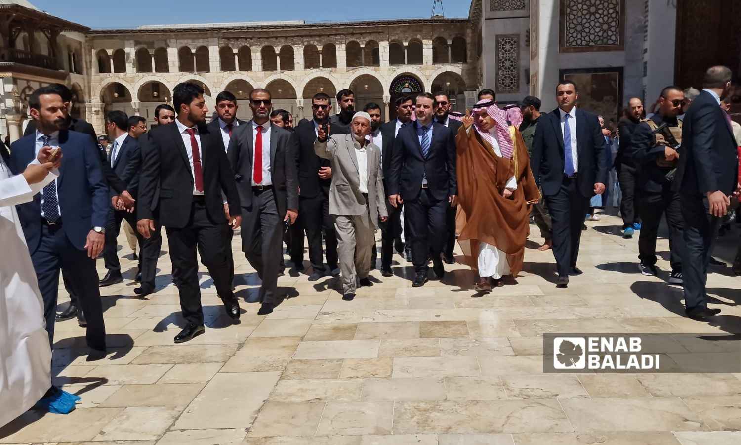 وزير الخارجية السوري أسعد الشيباني يتجول برفقة نظيره السعودي فيصل بن فرحان بالجامع الأموي الكبير في دمشق -  31 من أيار 2025 (عنب بلدي/ أنس الخولي)