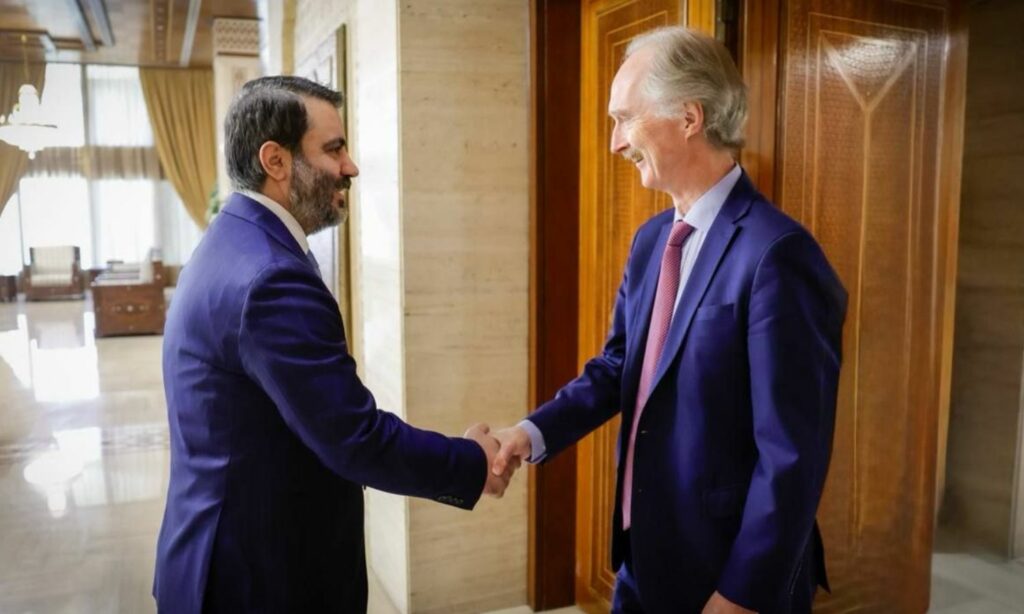 بيدرسون يلتقي الشيباني في دمشق 23 من أيار 2025 (الخارجية السورية/ إكس)