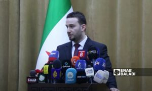 المتحدث باسم وزارة الداخلية، نور الدين البابا، في مؤتمر صحفي بوزارة  الإعلام في دمشق 24 من أيار 2025 (عنب بلدي/ أنس الخولي)