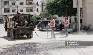 جهود أهلية لتزفييت الطرقات في مدينة داريا بريف دمشق - 12 أيار 2025 (عنب بلدي / أحمد مسلماني)