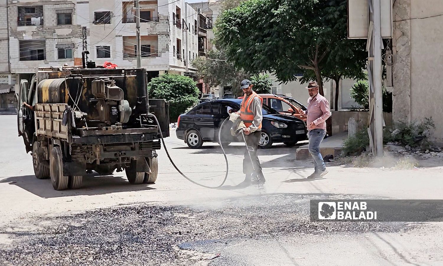 جهود أهلية لتزفييت الطرقات في مدينة داريا بريف دمشق - 12 أيار 2025 (عنب بلدي / أحمد مسلماني)