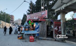 يشتكي أصحاب "البسطات" و"البراكيات" في إدلب من قرار الإزالة - 27 أيار 2025 (عنب بلدي/ سماح علوش)

