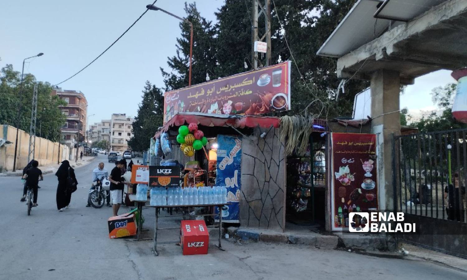 يشتكي أصحاب "البسطات" و"البراكيات" في إدلب من قرار الإزالة - 27 أيار 2025 (عنب بلدي/ سماح علوش)