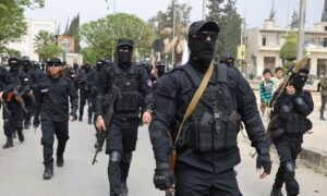 عناصر الأمن العام خلال عرض عسكري في مدينة إدلب - 29 آذار 2025 (وزارة الداخلية)
