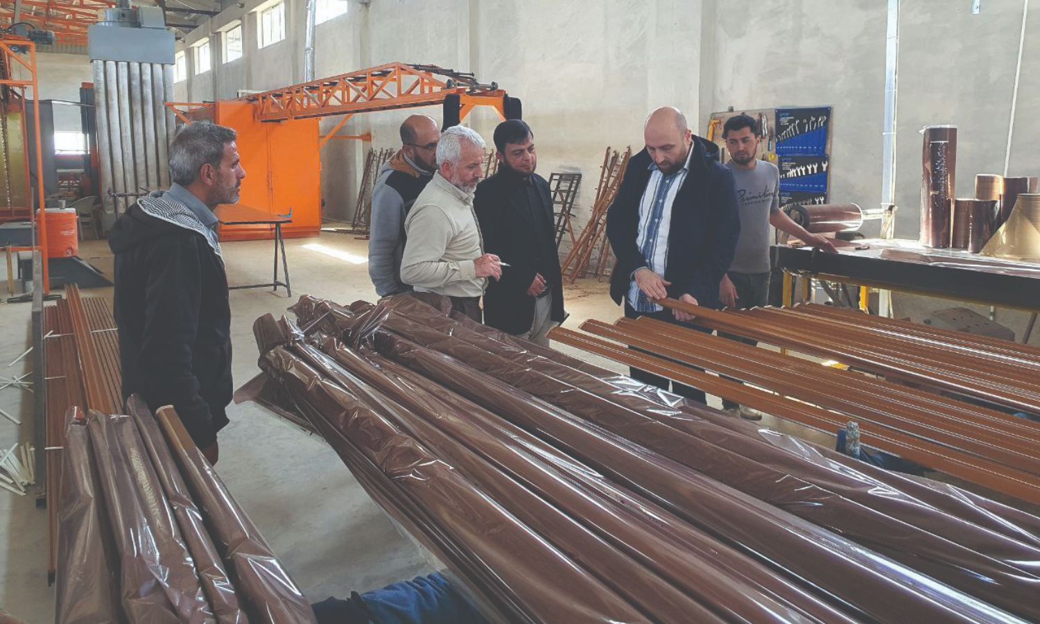 مدير صناعة إدلب أحمد القاسم في زيارة لأحد مصانع الألمنيوم بريف إدلب الشرقي - 8 نيسان 2025 (وزارة الصناعة/تلغرام)