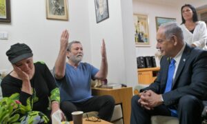 رئيس الوزراء الإسرائيلي بنيامين نتنياهو في منزل عائلة الجندي فيلدمان في تل أبيب بعد استعادة جثة ابنهم من سوريا- 11 أيار 2025 (القناة 12)