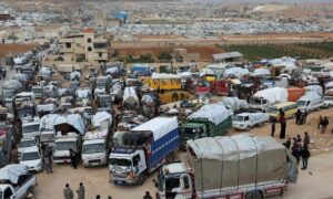 لاجئون سوريون يستعدون للعودة إلى بلادهم انطلاقا من وادي حميد على مشارف بلدة عرسال. الحدودية اللبنانية-السورية في 26  تشرين الأول 2022 ( رويترز)