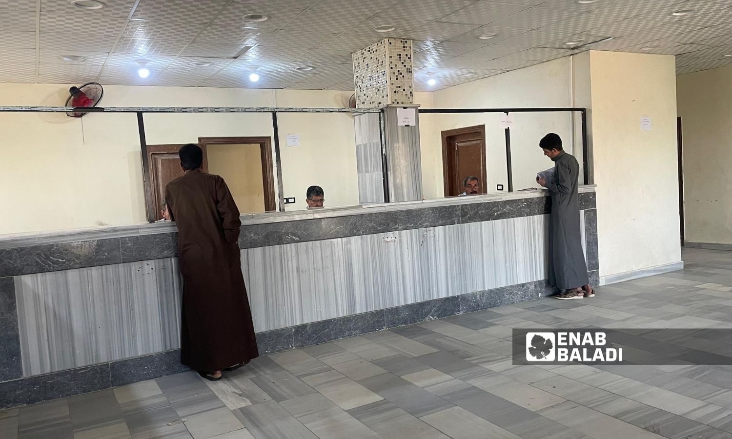 مواطنون يستخرجون وثائق رسمية من مركز نفوس معدان - الرقة 26 أيار 2025 (عنب بلدي)