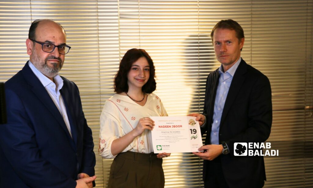 القائم بأعمال السفارة الفرنسية في سوريا يشارك في تكريم متدربي برنامج "مارس" في مكتب عنب بلدي بدمشق 15 من أيار 2025 (عنب بلدي/أحمد صادق)