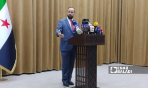 وزير الإعلام السوري خلال مؤتمر صحفي في مبنى وزارة الإعلام في 30 من أيار 2025 (عنب بلدي /عمر علاء الدين)