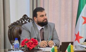 مسلحون أشهروا السلاح بوجه محافظ السويداء، مصطفى البكور أثناء وجوده في مبنى المحافظة *14 من أيار 2025 (محافظة السويداء /تلغرام )