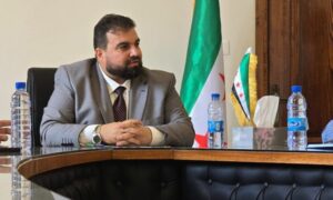 محافظ السويداء المستقيل مصطفى بكور خلال اجتماع حكومي - أيار 2025 (محافظة السويداء)
