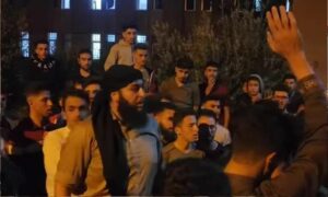 لقطة من تسجيل مصور لهجوم بين طلاب السكن الجامعي في حمص - 27 نيسان 2025 (السكن الجامعي في حمص/ فيس بوك)