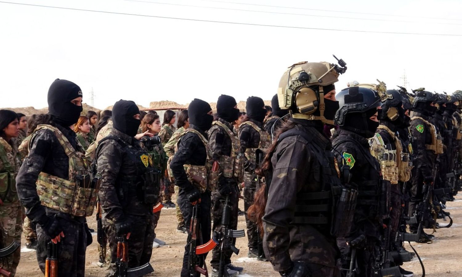 عناصر تتبع لـ"قوات سوريا الديمقراطية" (قسد) خلال استعراض عسكري 21 شباط 2025 (قسد/ المركز الإعلامي)