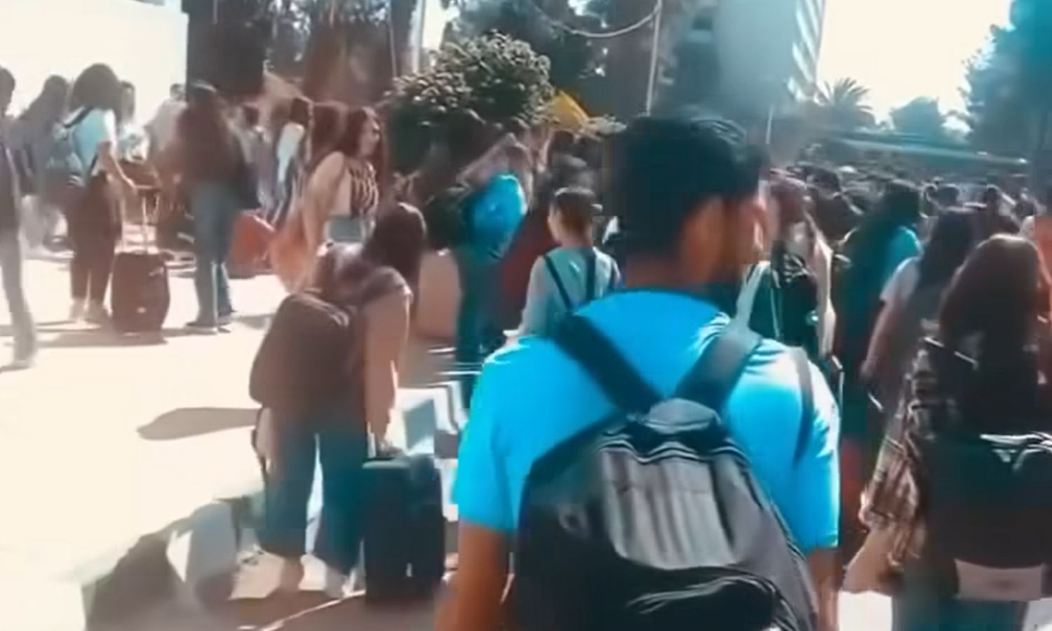 صورة من فيديو يظهر مغادرة طلاب للمدينة الجامعية في دمشق 8 أيار 2025 ( السويداء 24 /فيسبوك)