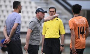 المدرب نزار محروس خلال إشرافه على مباراة ودية لفريقه الوحدة ضد الحرية استعدادًا للدوري السوري- 23 نيسان 2025 (نادي الوحدة الرياضي)
