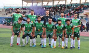 من مباراة نادي خان شيخون وأريحا على ملعب إدلب البلدي في دوري الشمال السوري- 16 أيار 2025 (نادي خان شيخون الرياضي)
