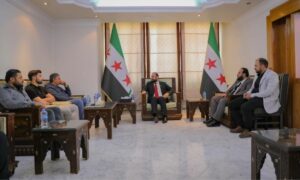 وزير الإعلام السوري حمزة المصطفى يلتقي مجموعة من الصحفيين بعد حادثة الاعتداء عليهن في السويداء - 5 أيار 2025 (وزارة الإعلام السورية)