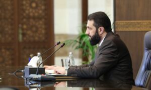 الرئيس السوري أحمد الشرع، خلال ترؤسه الجلسة الثانية من مجلس الوزراء 30 من أيار  2025 (الرئاسة السورية)