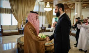 الرئيس السوري أحمد الشرع يستقبل وزير الخارجية السعودي فيصل بن فرحان في دمشق (الرئاسة السورية)