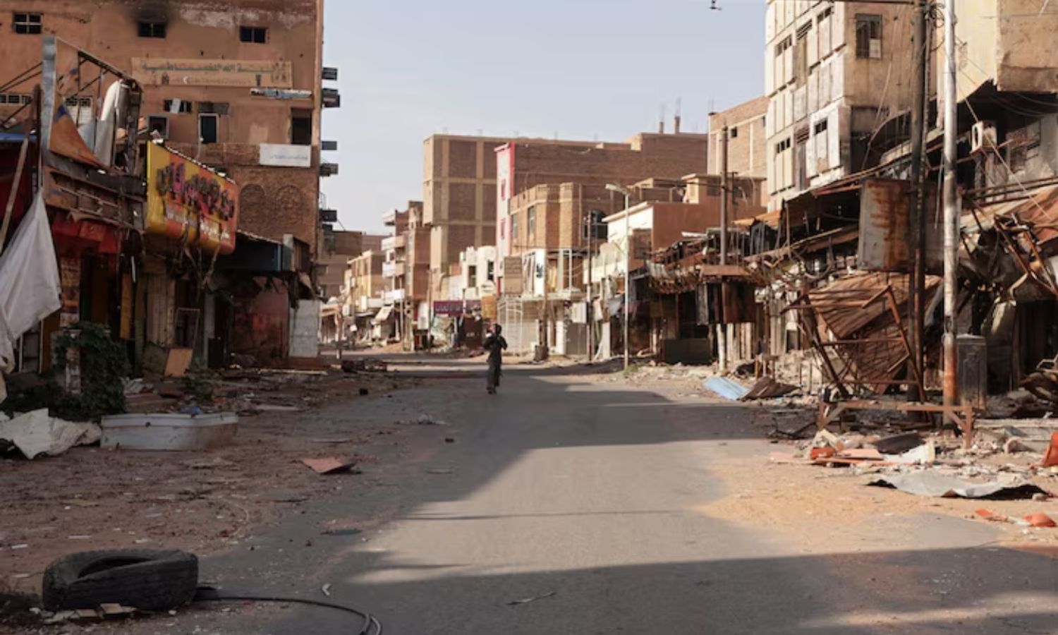 أثار ركام ودمار في شارع بمدينة أم درمان خلال الحرب المتواصلة في السودان منذ نحو عامين- 7 من نيسان 2024 (رويتزر)