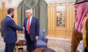 الرئيس الأمريكي دونالد ترامب يلتقي بالرئيس السوري أحمد الشرع في الرياض بالمملكة العربية السعودية- 14 أيار 2025 (وكالة الأنباء السعودية)