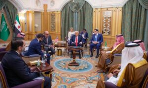 الرئيس الأمريكي دونالد ترامب يلتقي بالرئيس السوري أحمد الشرع في الرياض بالمملكة العربية السعودية- 14 أيار 2025 (وكالة الأنباء السعودية)