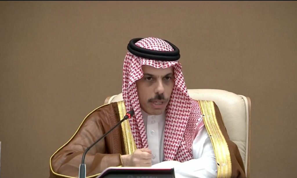 وزير الخارجية السعودي الأمير فيصل بن فرحان خلال مؤتمر صحفي- 14 من أيار 2025 (الإخبارية السعودية)