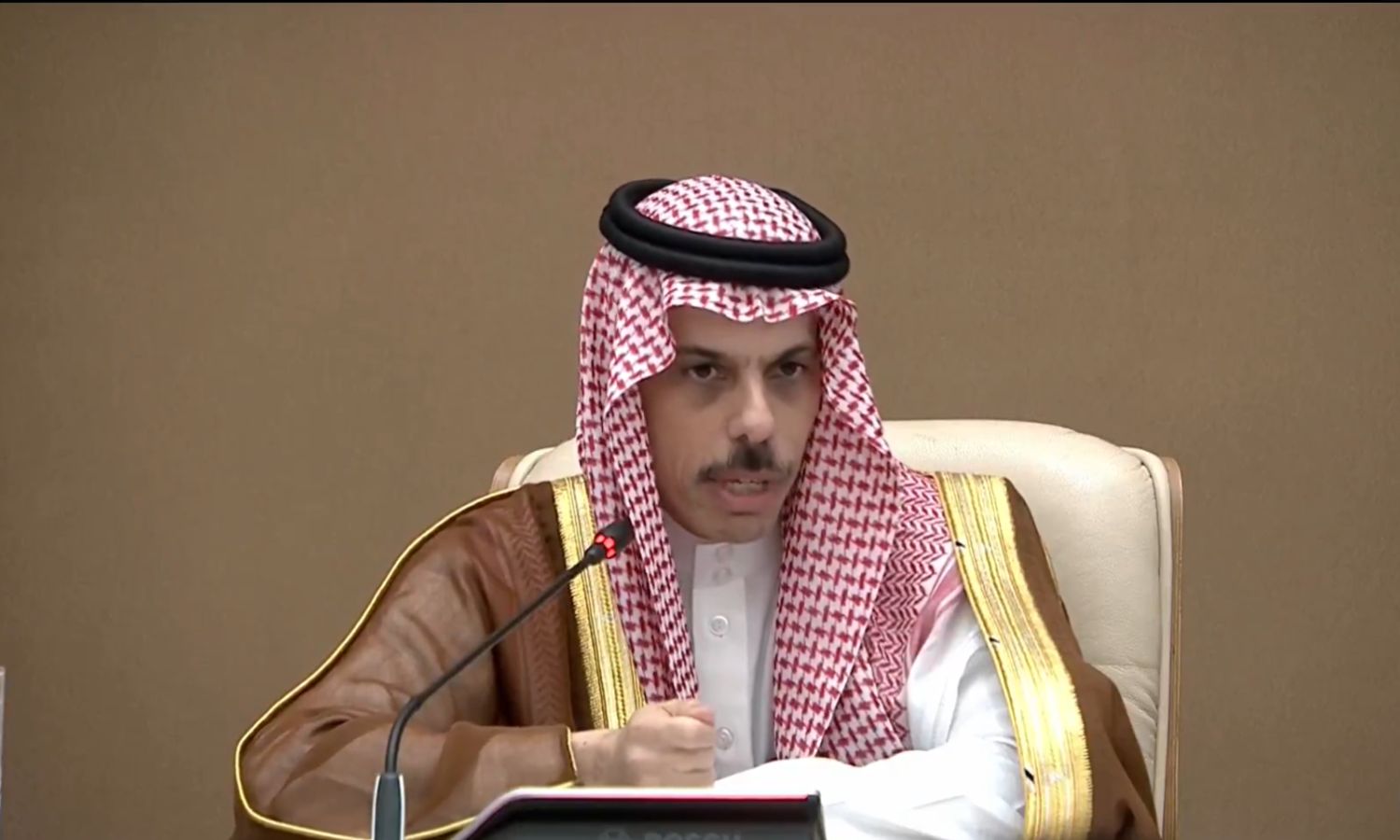 وزير الخارجية السعودي الأمير فيصل بن فرحان خلال مؤتمر صحفي- 14 من أيار 2025 (الإخبارية السعودية)