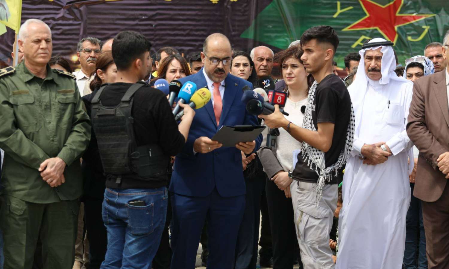 الرئيس المشترك للإدارة الذاتية حسين عثمان يلقي بيان من سد تشرين شرقي حلب- 5 من أيار 2025 (الإدارة الذاتية)