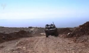 آلية عسكرية إسرائيلية خلال نشاط لقوات الاحتلال في منطقة جبل الشيخ جنوبي سوريا- 5 من أيار 2025 (أفيخاي أدرعي)