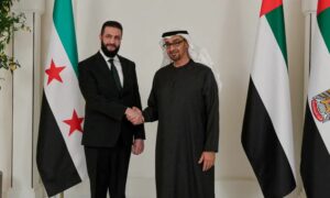الرئيس السوري أحمد الشرع يصافح رئيس دولة الإمارات العربية المتحدة الشيخ محمد بن زايد آل نهيان، في أبو ظبي- 13 من نيسان 2025 (رئاسة الجمهورية)
