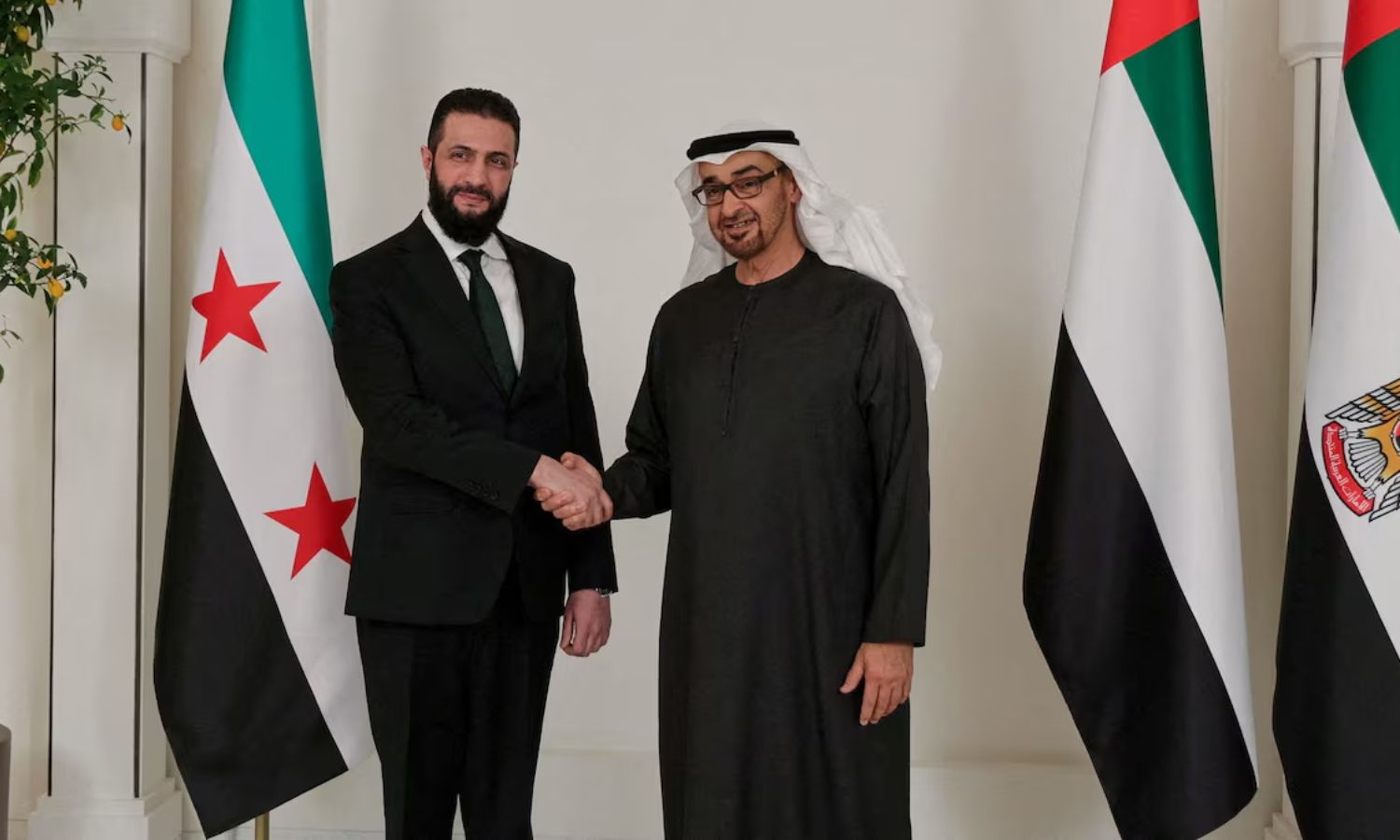 الرئيس السوري أحمد الشرع يصافح رئيس دولة الإمارات العربية المتحدة الشيخ محمد بن زايد آل نهيان، في أبو ظبي- 13 من نيسان 2025 (رئاسة الجمهورية)
