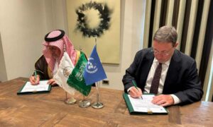 مدير برنامج الأمم المتحدة الإنمائي أخيم شتاينر والدكتور عبدالله الربيعة، المشرف العام على مركز الملك سلمان للإغاثة والأعمال الإنسانية يوقعان اتفاقية بقيمة خمسة ملايين دولار أمريكي على هامش المنتدى الإنساني الأوروبي في بروكسل- 19 من أيار 2025 (برنامج الأمم المتحدة الإنمائي)