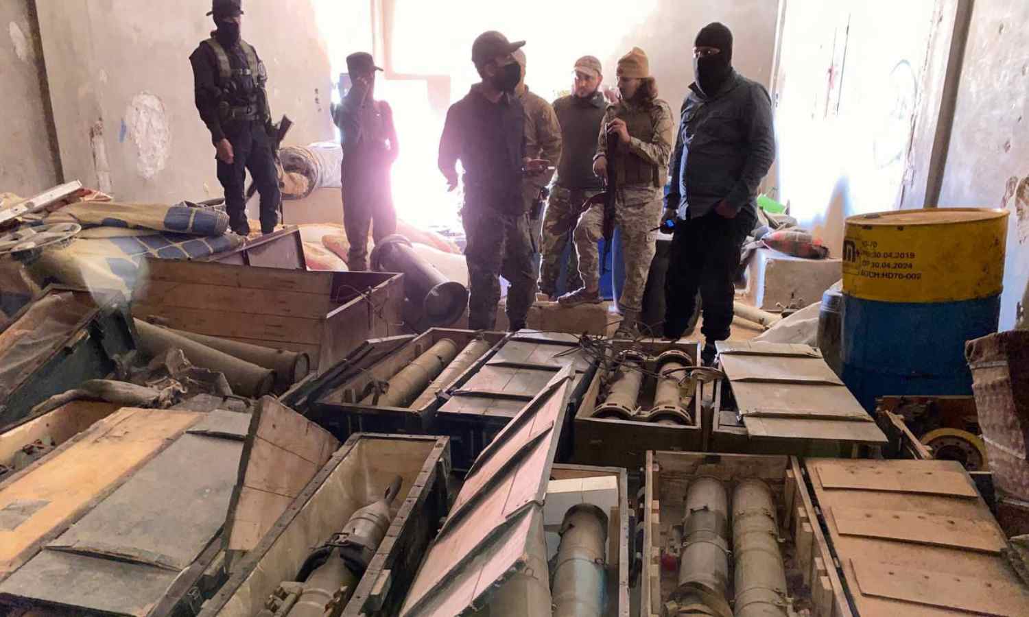 مقاتلون من قوى الأمن العام في مدينة البوكمال شرقي دير الزور أثناء ضبط شحنة أسلحة معدة للتهريب نحو الداخل السوري من دير الزور- 20 من أيار 2025 (محافظة دير الزور)