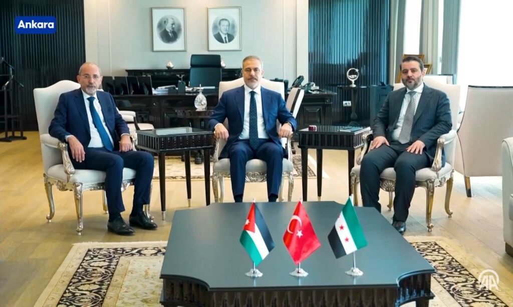 وزراء خارجية كل من سوريا وتركيا والأردن خلال اجتماع مشترك في العاصمة التركية أنقرة- 12 من أيار 2025 (الأناضول)