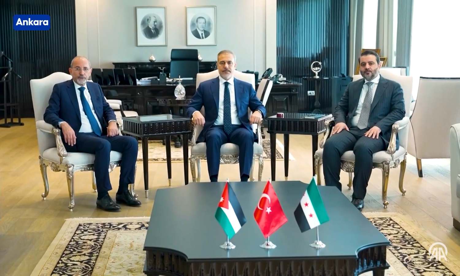 وزراء خارجية كل من سوريا وتركيا والأردن خلال اجتماع مشترك في العاصمة التركية أنقرة- 12 من أيار 2025 (الأناضول)