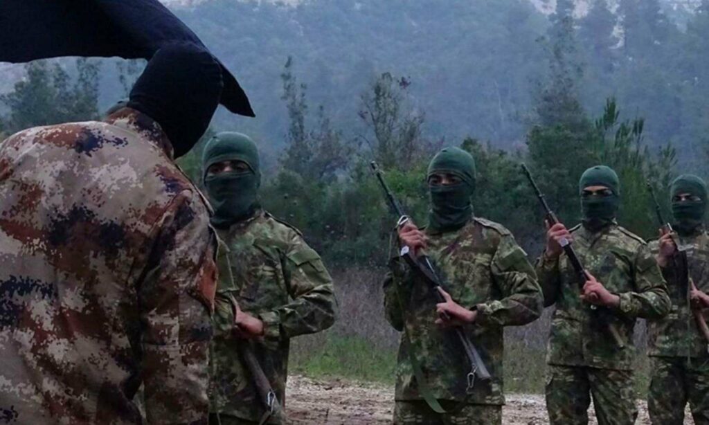 مقاتلون في تنظيم “حراس الدين” شمال غربي سوريا- 19 كانون الثاني 2020 (مؤسسة شام الرباط)