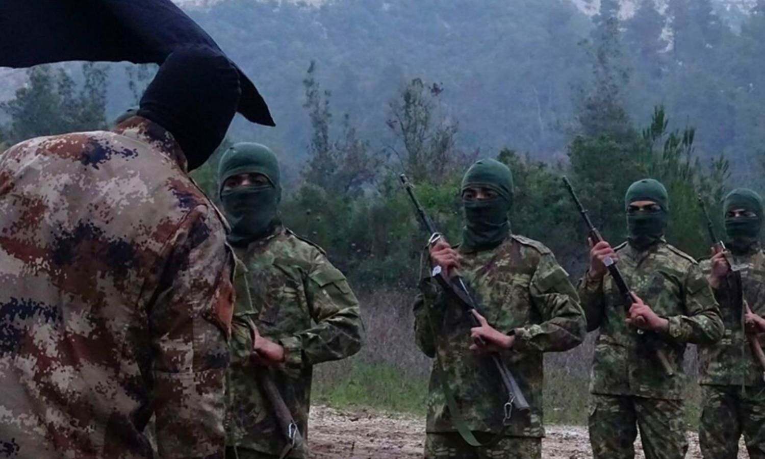 مقاتلون في تنظيم “حراس الدين” شمال غربي سوريا- 19 كانون الثاني 2020 (مؤسسة شام الرباط)