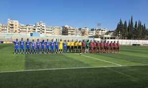 فريقا حطين والجيش قبيل انطلاق المباراة على ملعب إدلب البلدي ضمن الدوري السوري الممتاز- 21 أيار 2025 (الإخبارية السورية)
