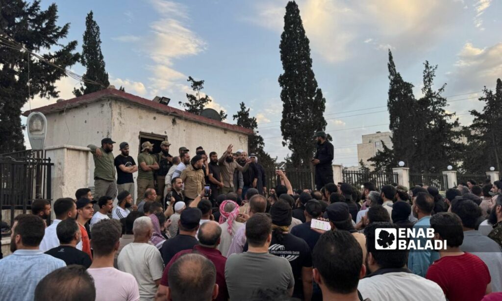 احتجاجات أمام القطر العدلي بحلب للمطالبة بالإفراج على رئيس قسم شرطة الصالحين عبيدة الطحان- 26 أيار 2025 (عنب بلدي/ ديان جنباز)