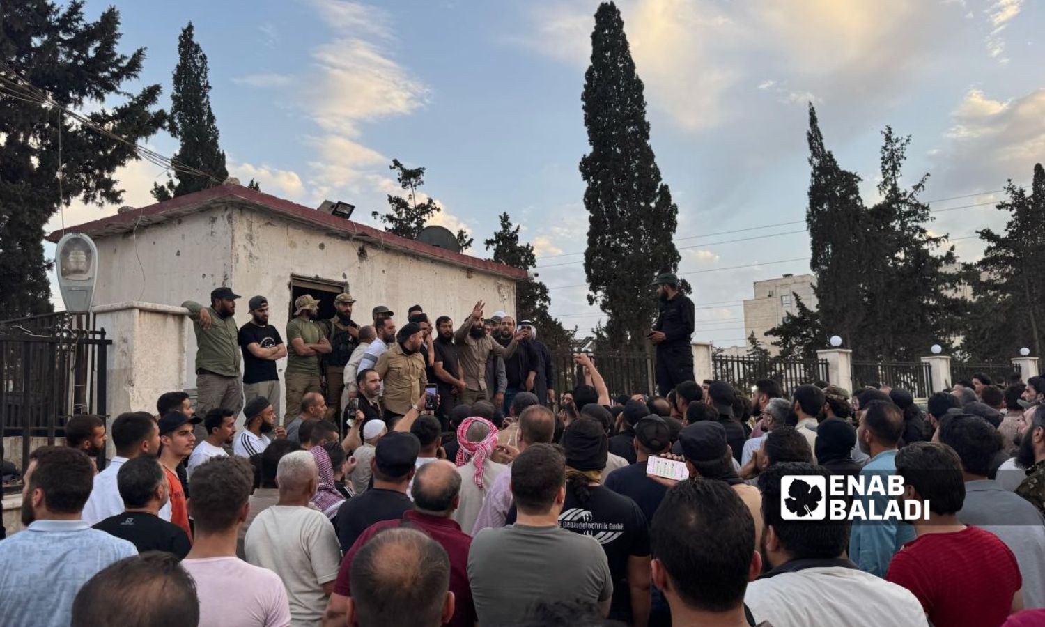 احتجاجات أمام القطر العدلي بحلب للمطالبة بالإفراج على رئيس قسم شرطة الصالحين عبيدة الطحان- 26 أيار 2025 (عنب بلدي/ ديان جنباز)