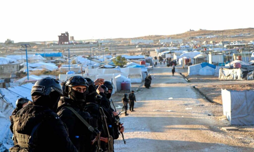 عناصر من قوات سوريا الديمقراطية خلال عملية تفتيش مخيم الهول شرقي محافظة الحسكة- 11 تشرين الثاني 2024 (قسد)
