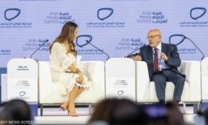 وزير الاقتصاد السوري خلال مشاركته في منتدى الإعلام العربي في الإمارات متحدثًا عن الأوضاع في سوريا 28 من أيار 2025 (سكاي نيوز عربية) 