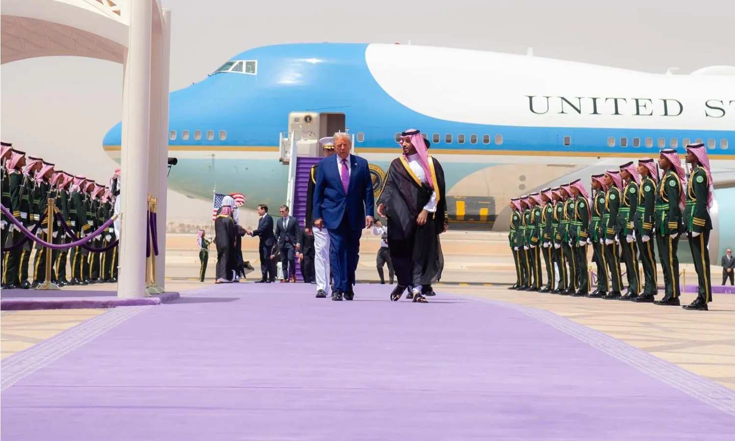 لحظة وصول الرئيس الأمريكي دونالد ترامب إلى العاصمة السعودية الرياض واستقباله من قبل ولي العهد السعودي محمد بن سلمان- 13 من أيار 2025 (واس)