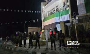 عناصر من الأمن العام أمام مبنى مديرية التربية بمحافظة دير الزور لحماية الاحتفالية بذكرى الثورة السورية - 16 آذار 2025 (عنب بلدي/ عبادة الشيخ)