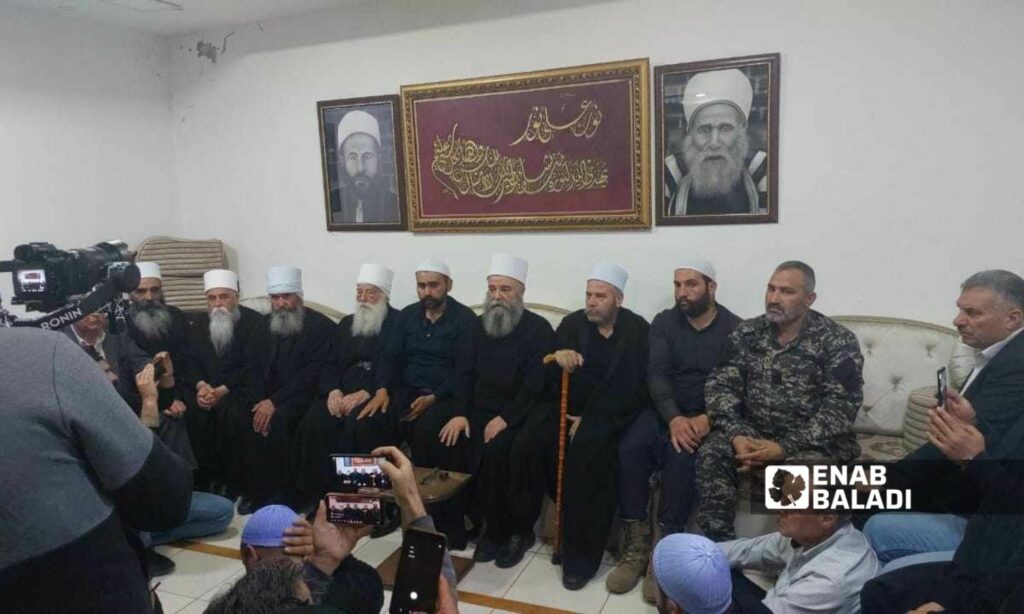 أثناء تلاوة بيان للمثلين عن الطائفة الدرزية بالسويداء جنوبي سوريا - 1 أيار 2025 (عنب بلدي)